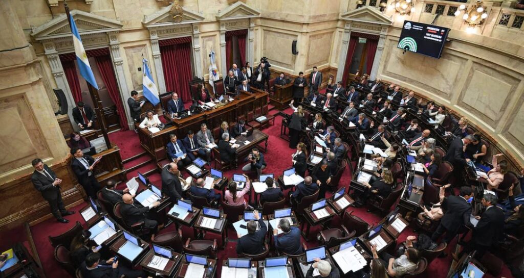 Faltan goles y sobra ruido en política y economía